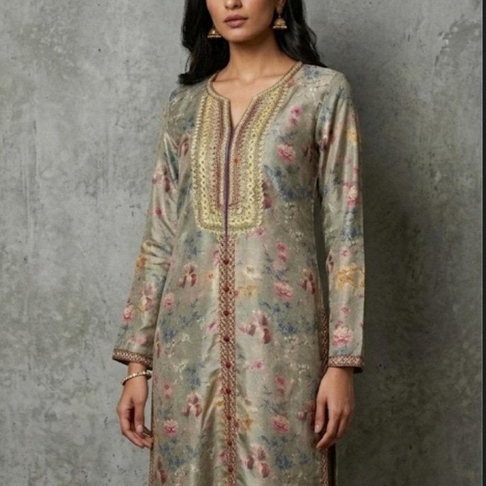 Ravina Pakistani kameez/ tunic dress size small with flower pattern.